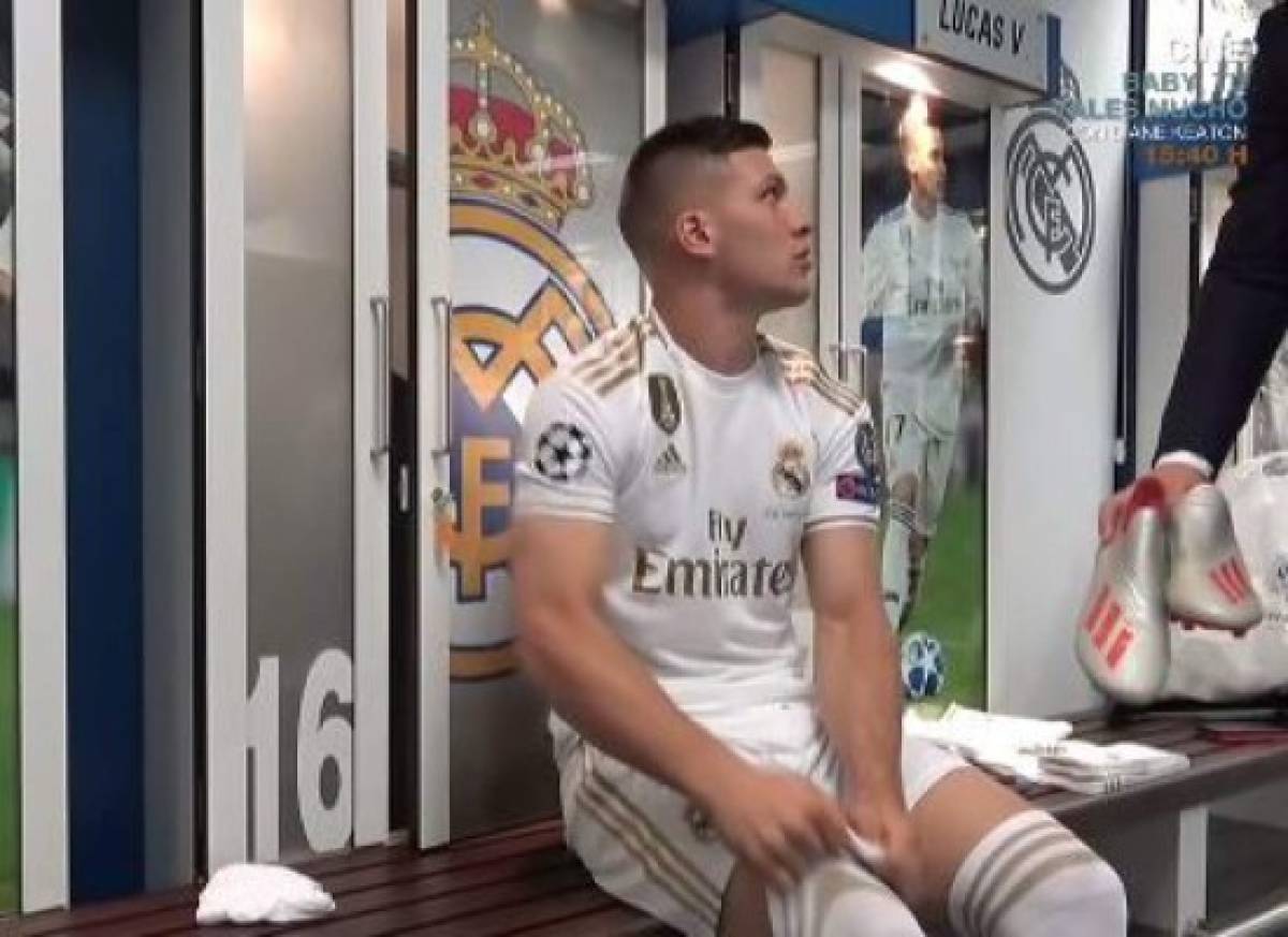 El emotivo abrazo de Florentino, el beso al escudo y la selfie: Así fue la presentación de Luka Jovic en el Real Madrid