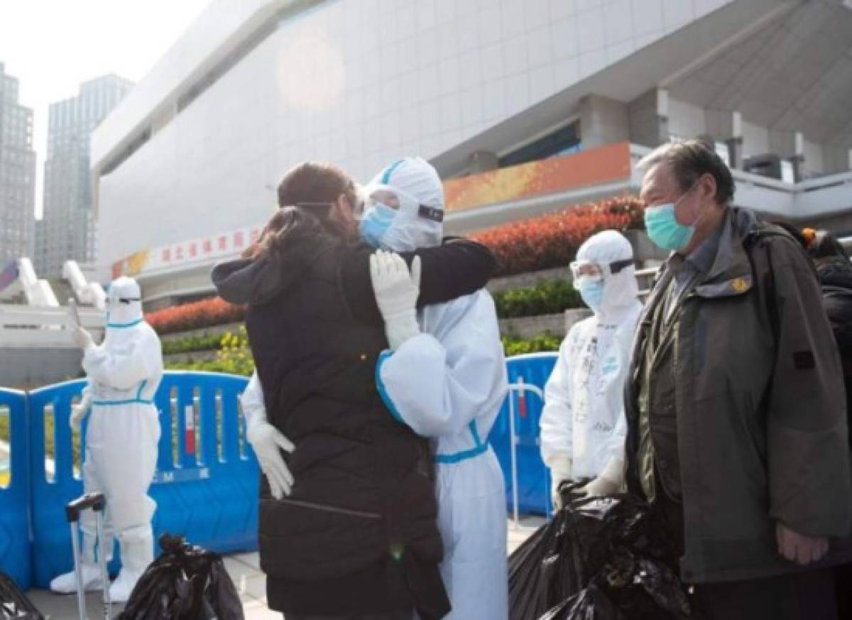 Así celebran médicos chinos en Wuhan tras el primer día sin casos de coronavirus