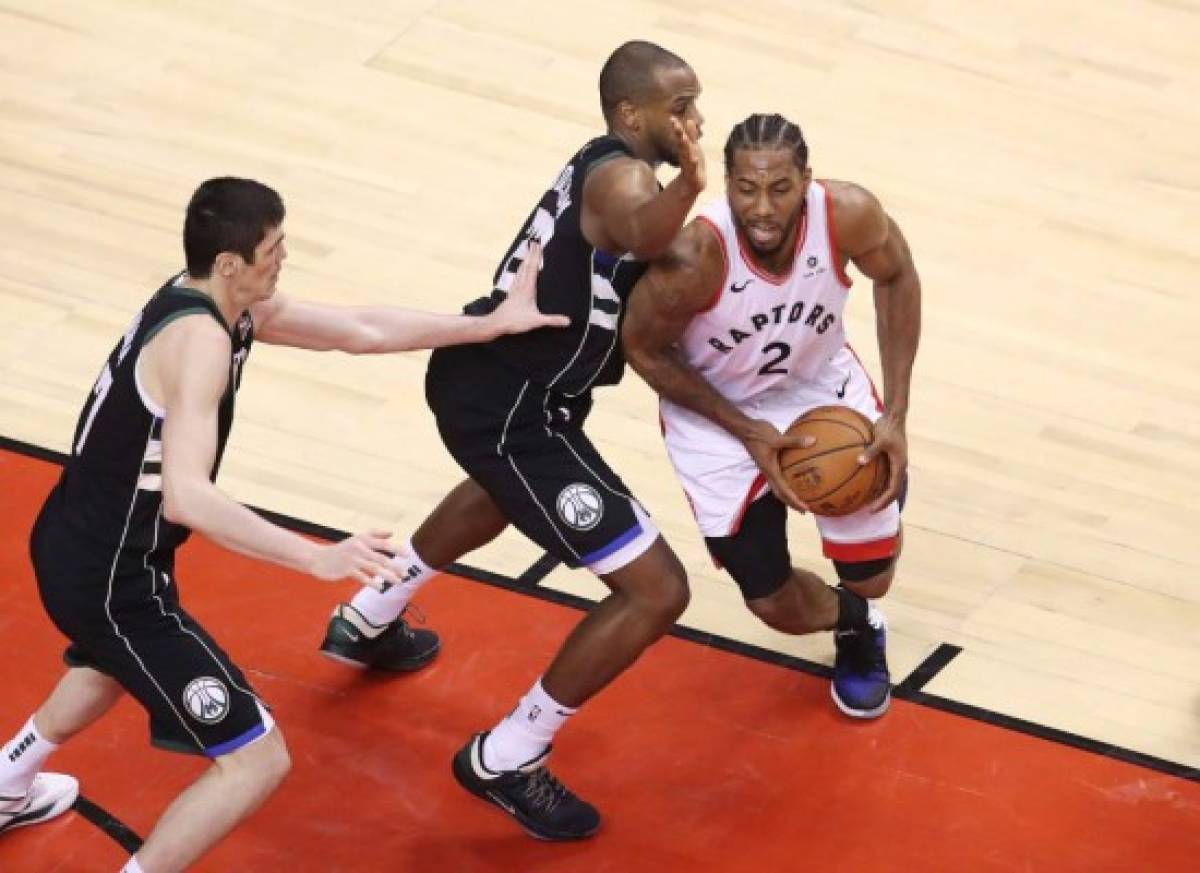 TORONTO, ONTARIO - MAY 25: Kawhi Leonard #2 of the Toronto Raptors dribbles during the second half against the Milwaukee Bucks in game six of the NBA Eastern Conference Finals at Scotiabank Arena on May 25, 2019 in Toronto, Canada. NOTE TO USER: User expressly acknowledges and agrees that, by downloading and or using this photograph, User is consenting to the terms and conditions of the Getty Images License Agreement. Claus Andersen/Getty Images/AFP