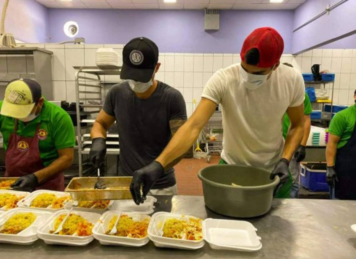 Volpi y Espíndola reparten comida a los más necesitados en medio del coronavirus