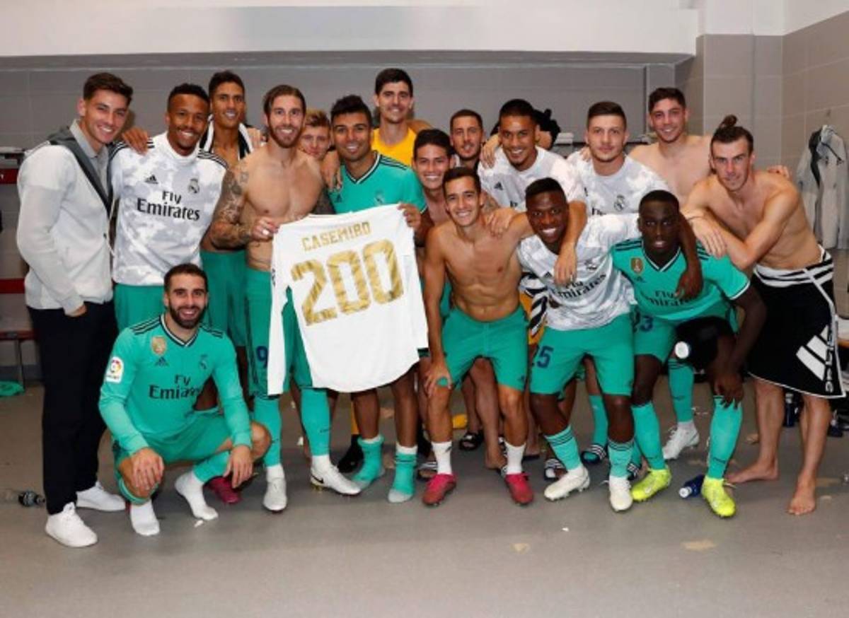 No viste en TV: Besito de Zidane a Benzema y James Rodríguez se ''estrella'' en el Sánchez-Pizjuán