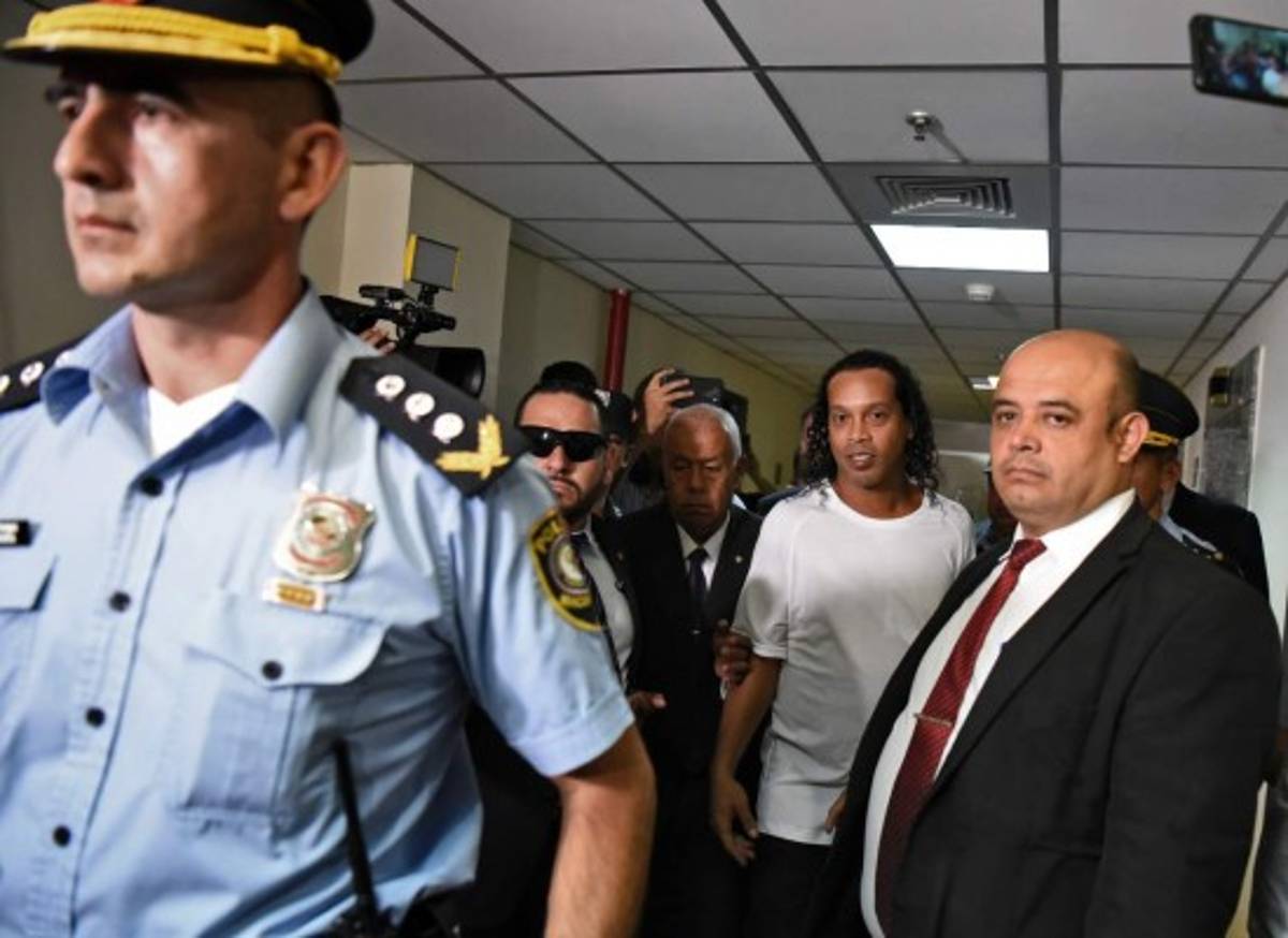 Esposado y sin su gorra: Las imágenes más duras de Ronaldinho tras recibir prisión preventiva