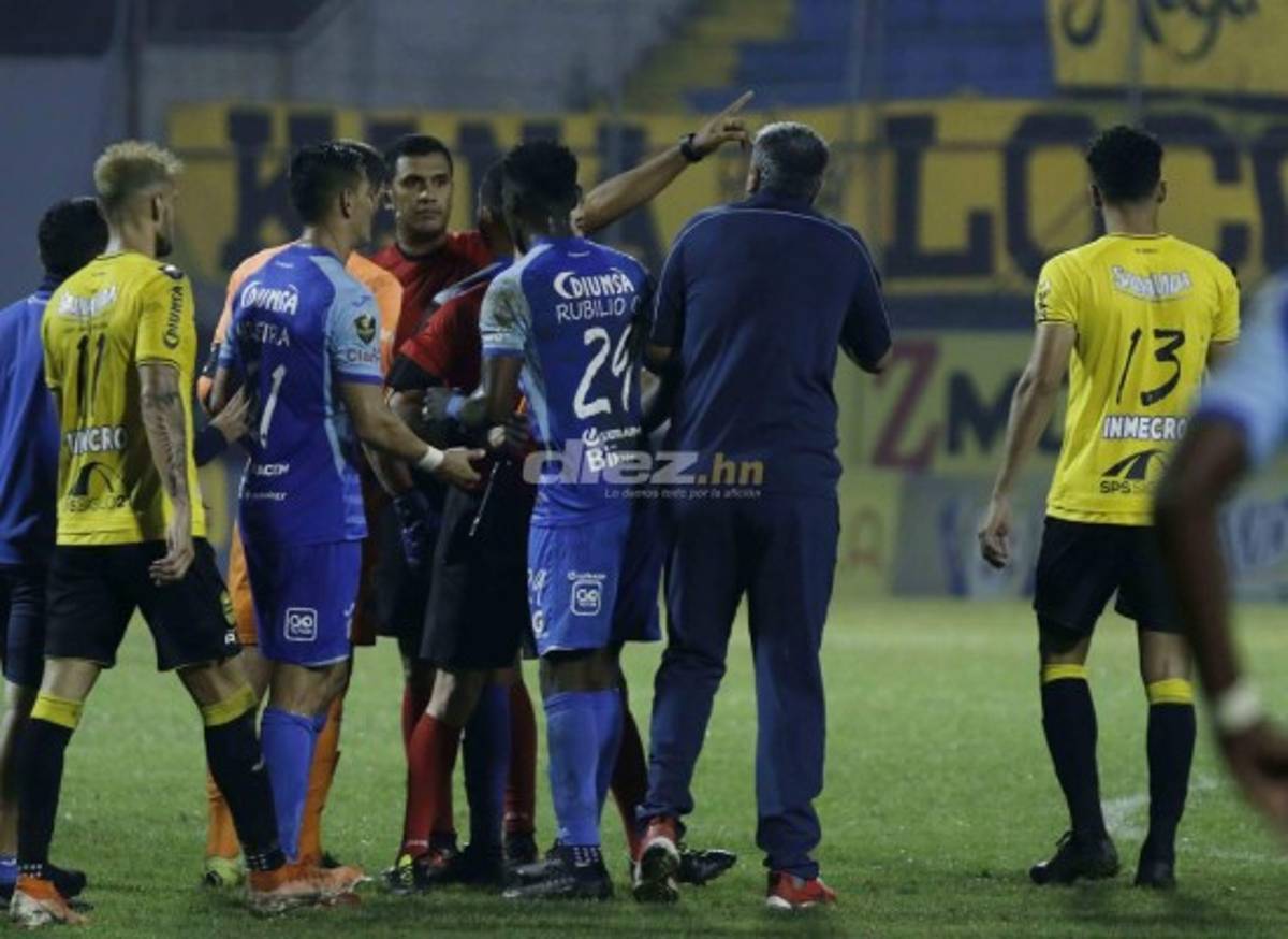 Latas, vasos y caja de cerveza: Diego Vázquez se descontroló en el Morazán