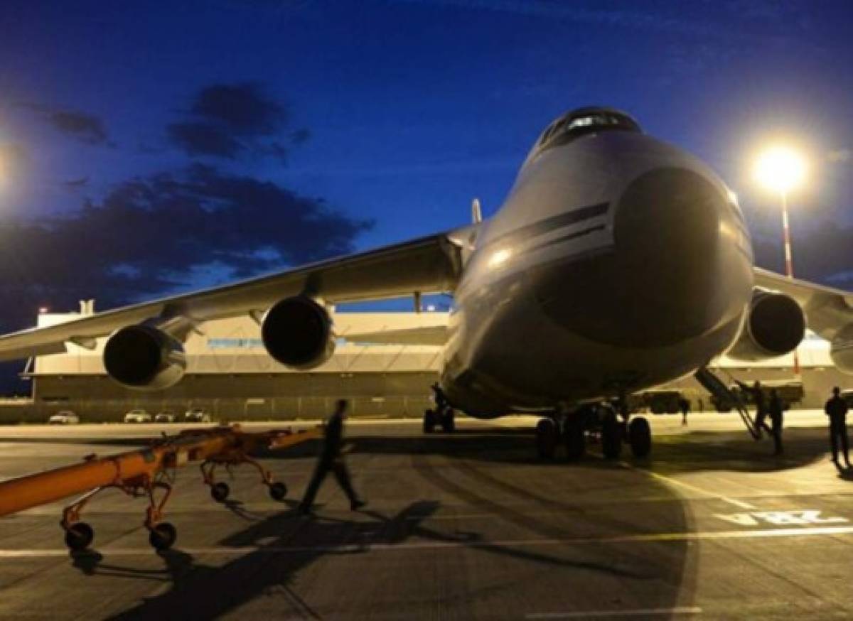 Rusia envía un avión con suministros para combatir el coronavirus en Estados Unidos