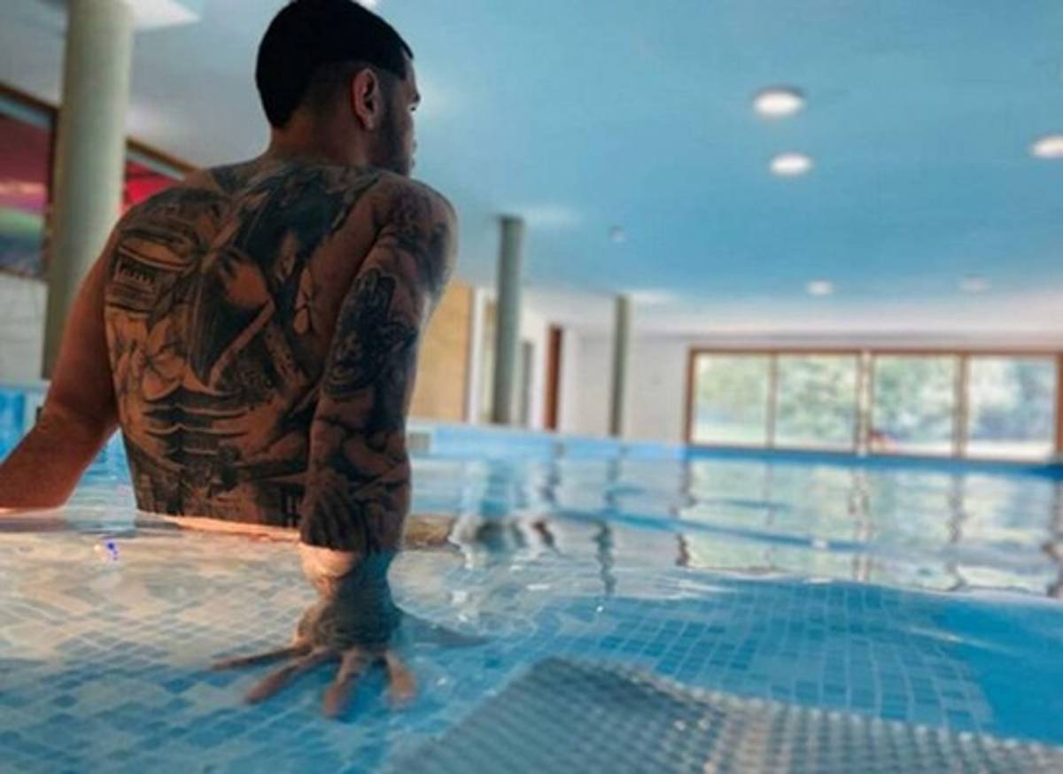Theo Hernández, cazado en un barco con la espectacular musa de los tatuajes en Italia