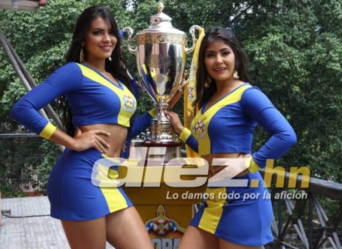 FOTOS: Clara y Bella, las muñecas que adornaron la Copa de campeón