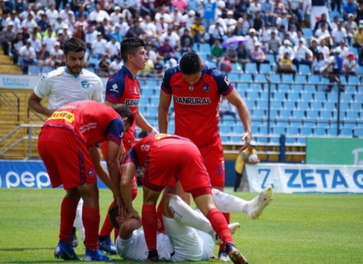 La espeluznante lesión de un jugador de Comunicaciones ante Municipal en Guatemala