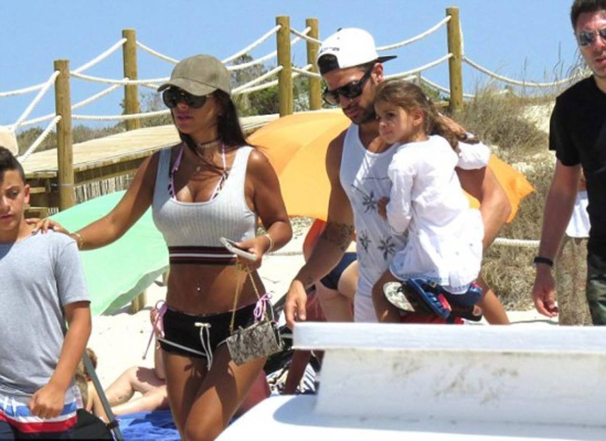 Las vacaciones de Fábregas y su infartante mujer en Ibiza