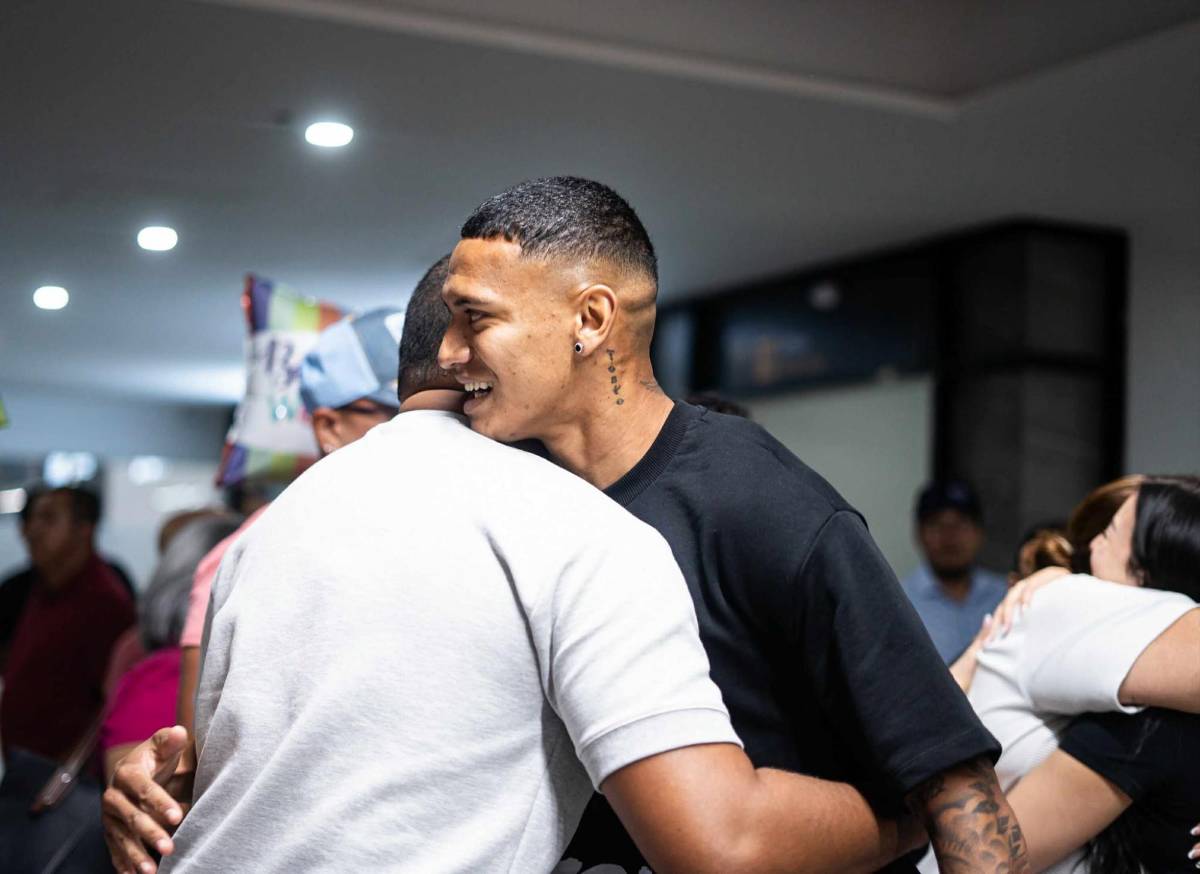 El beso, la sorpresa y la alegría de Kervin Arriaga al llegar a Honduras: la broma que le dejó ir a Joseph Rosales