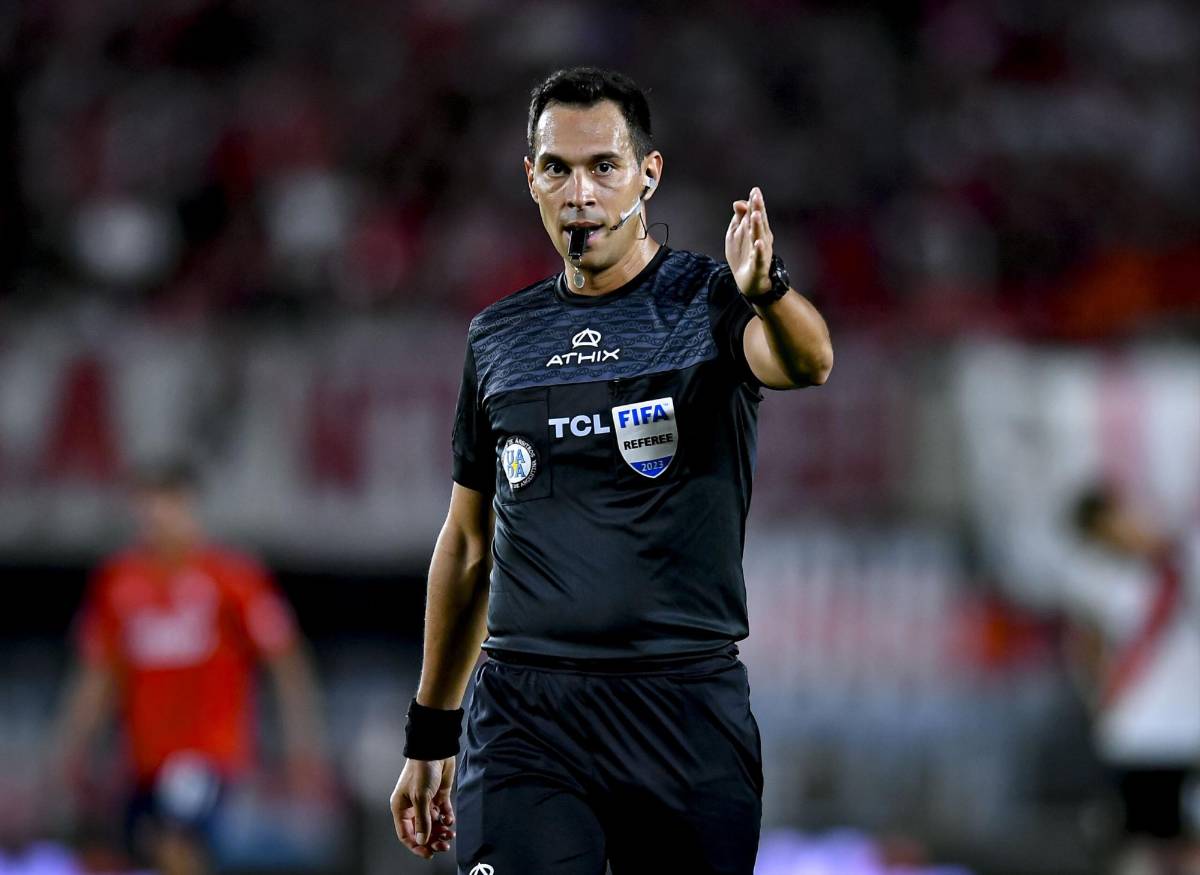 ¿Dirigirá el Honduras-México? Iván Barton recibe tremenda nominación y entra en la selecta lista de árbitros