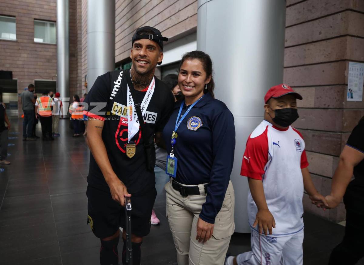 La llegada triunfal del campeón Olimpia a Honduras: La locura del ‘Patón’, el recibimiento a Bengtson y ¿quién bajó la copa?