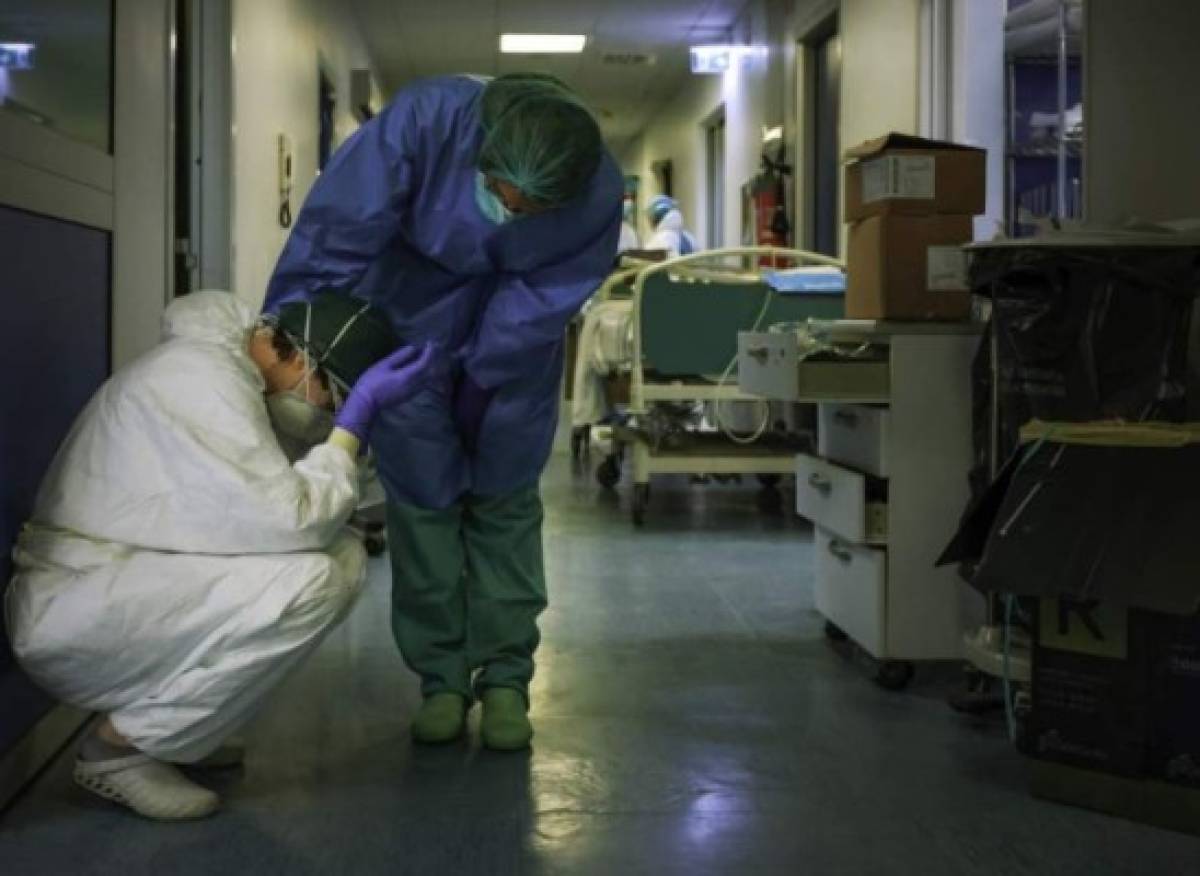 Fotos: Así lucen los rostros de los doctores que luchan contra el coronavirus