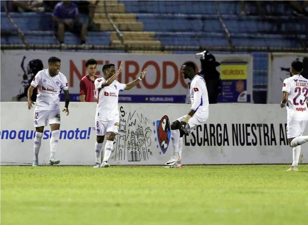 NO SE VIO EN TV: Feo gesto de Moya a Troglio, la modelo que reapareció y lo insólito que pasó en el Real España - Olimpia