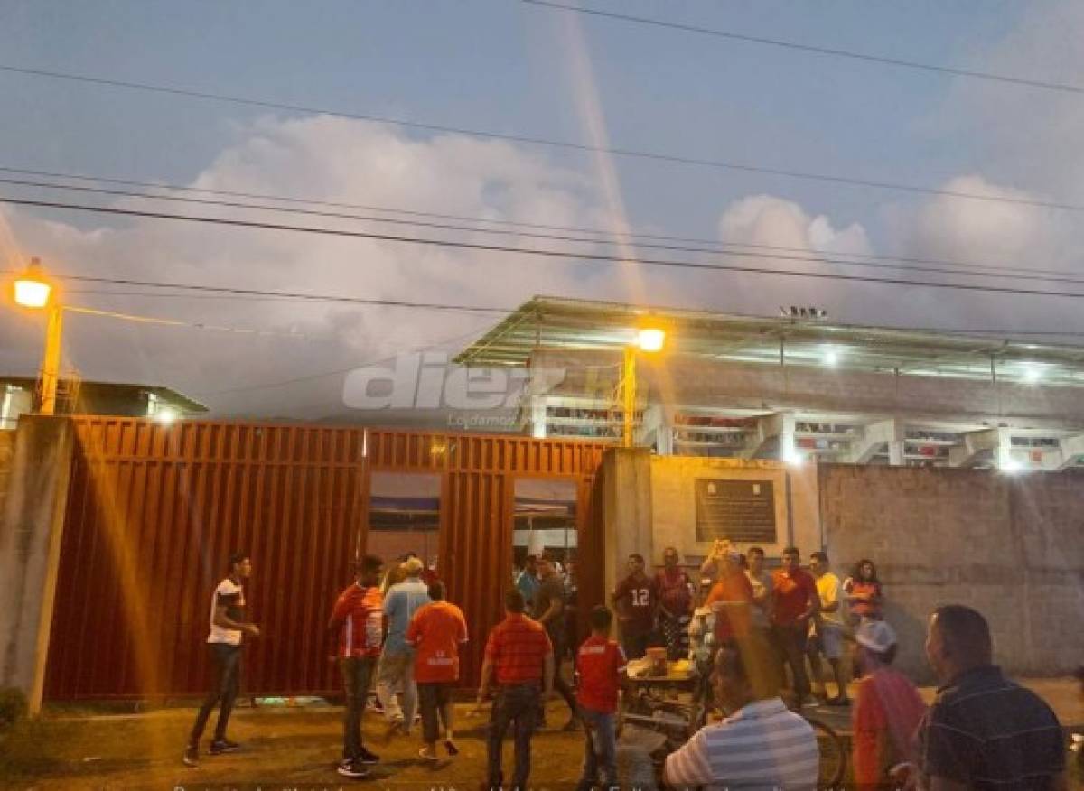 Con danzas, corte de cinta y tremenda fiesta se inauguró alumbrado del estadio de Tocoa