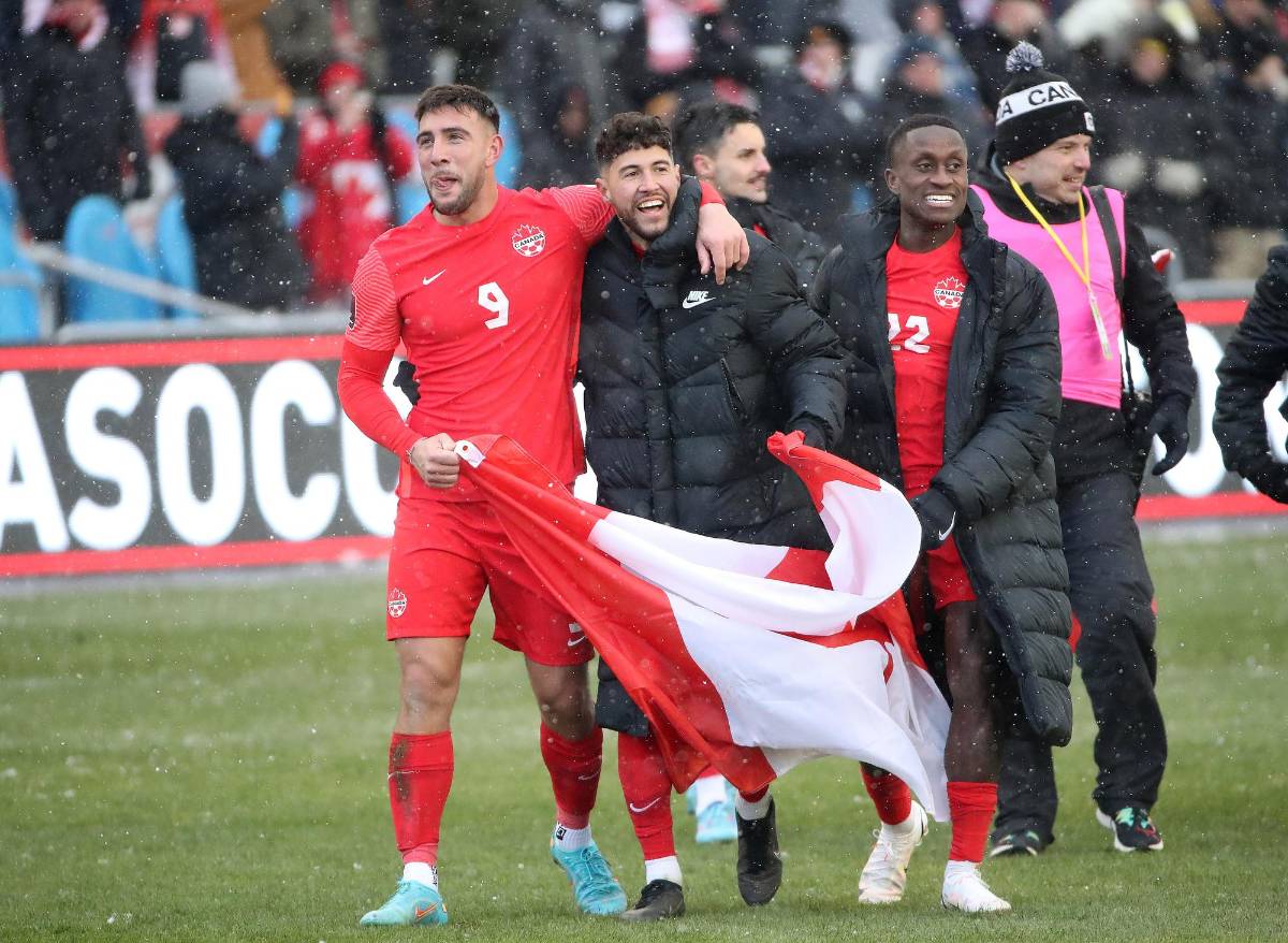 El eufórico festejo de Canadá tras clasificar a un Mundial 36 años después: Lágrimas de Alphonso Davies y locura de la afición