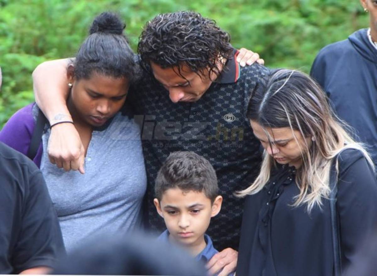 Las desgarradoras imágenes del sepelio de la madre de Kevin Hernández