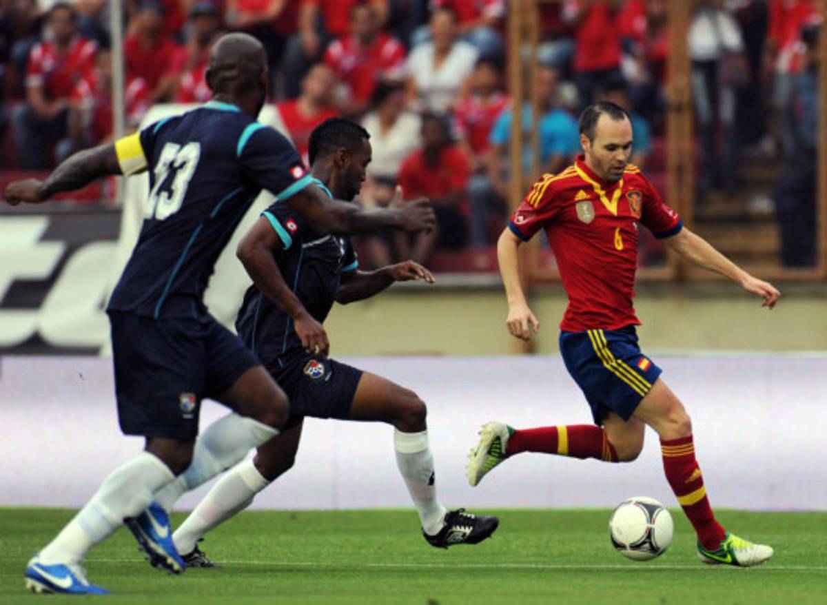 España le muestra a Panamá el fútbol de excelencia.