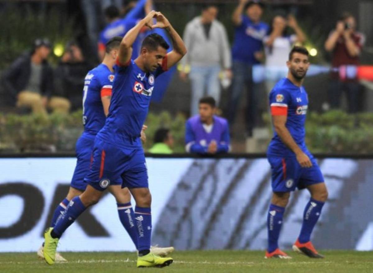 Elias Hernandez (L) of Cruz Azul celebrates his goal against Queretaro during a Mexican Apertura 2018 tournament second leg quarterfinal football match at the Azteca stadium in Mexico City, on December 01, 2018. (Photo by ROCIO VAZQUEZ / AFP)