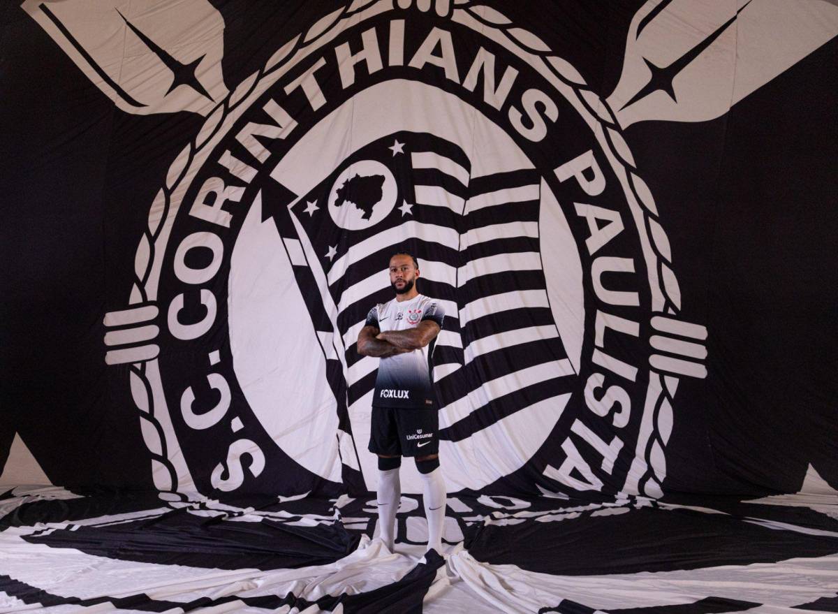 Llegó en helicóptero, su dorsal y locura de los hinchas: Así fue la presentación de Memphis Depay con el Corinthians de Brasil