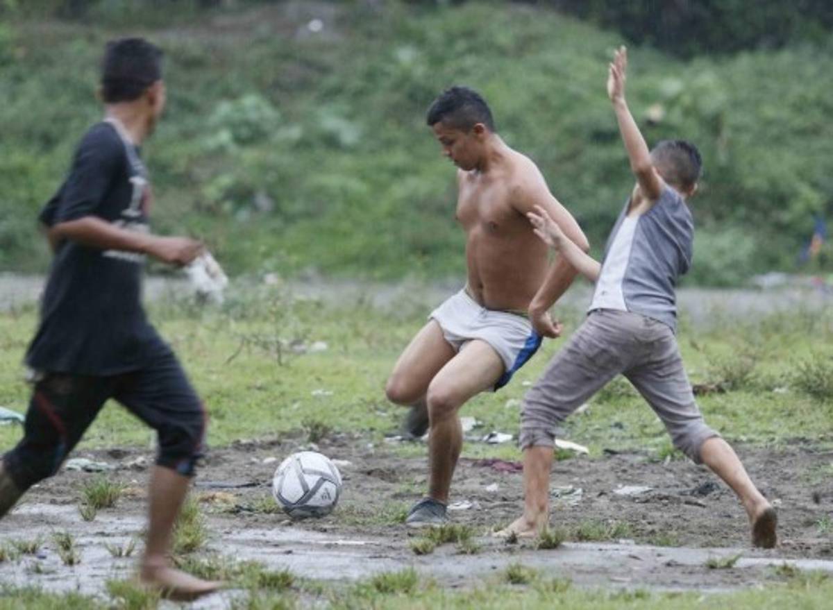 FOTOS: Así es un partido en un bordo de Honduras