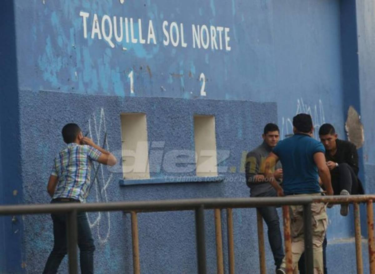 NO VISTE EN TV: El aficionado de lujo en el Nacional y Donis Escober estalló en ira