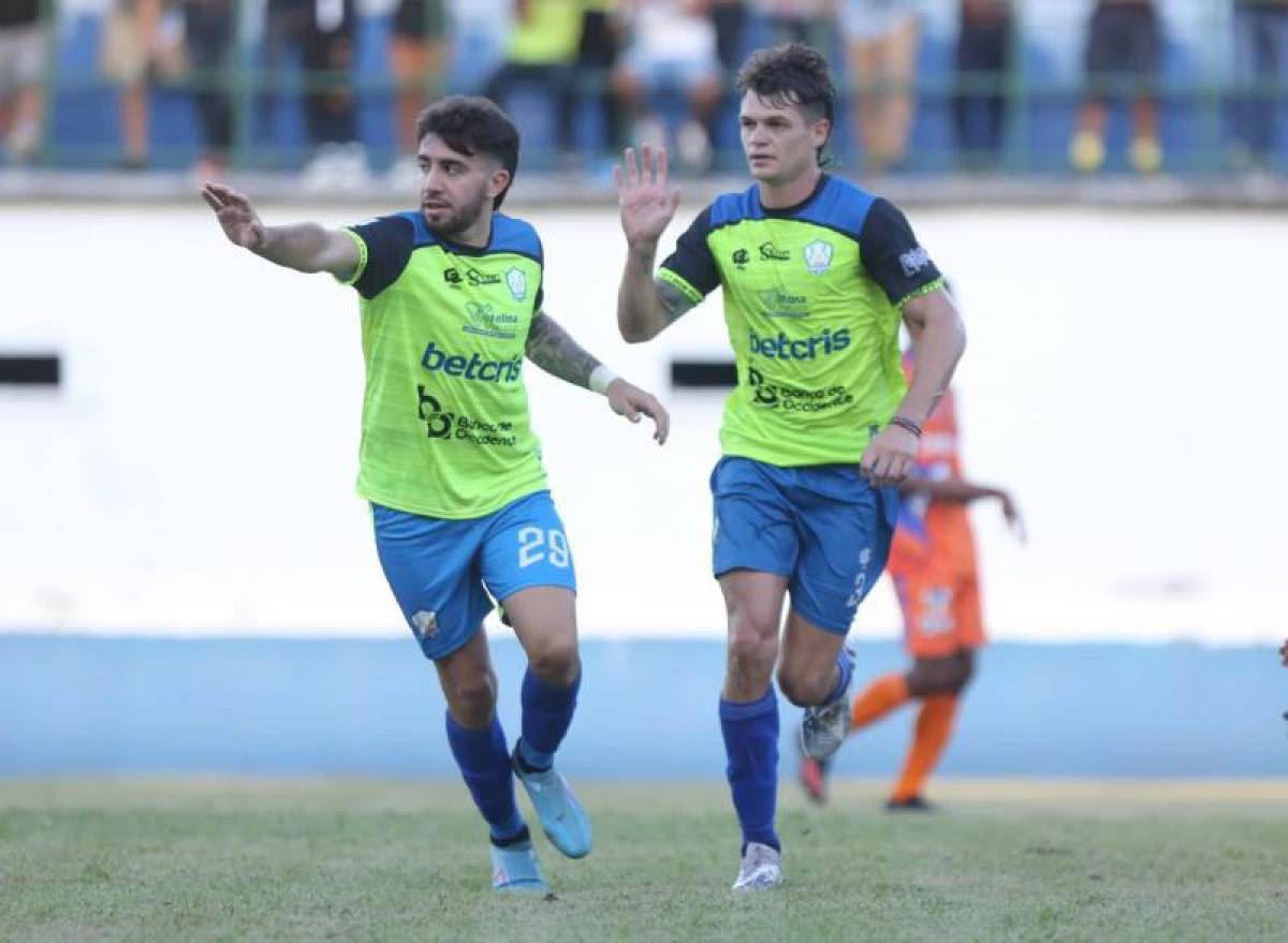 Agustín Auzmendi (izquierda) festeja uno de los 12 goles que anotó con el Olancho FC en el Apertura 2022.