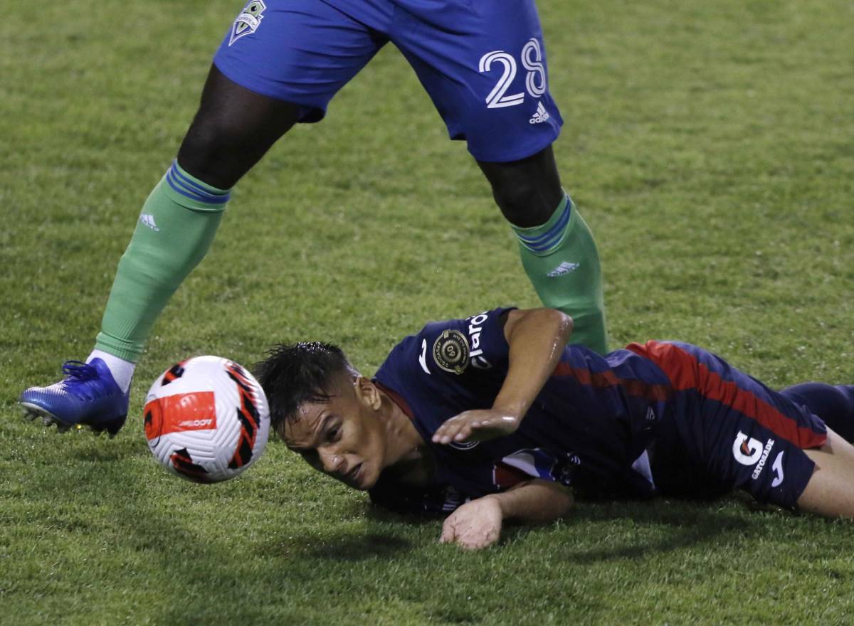 Diego Auzqui sobre el césped en uno de sus mano a mano contra Yeimar Gómez. Foto: Neptalí Romero.