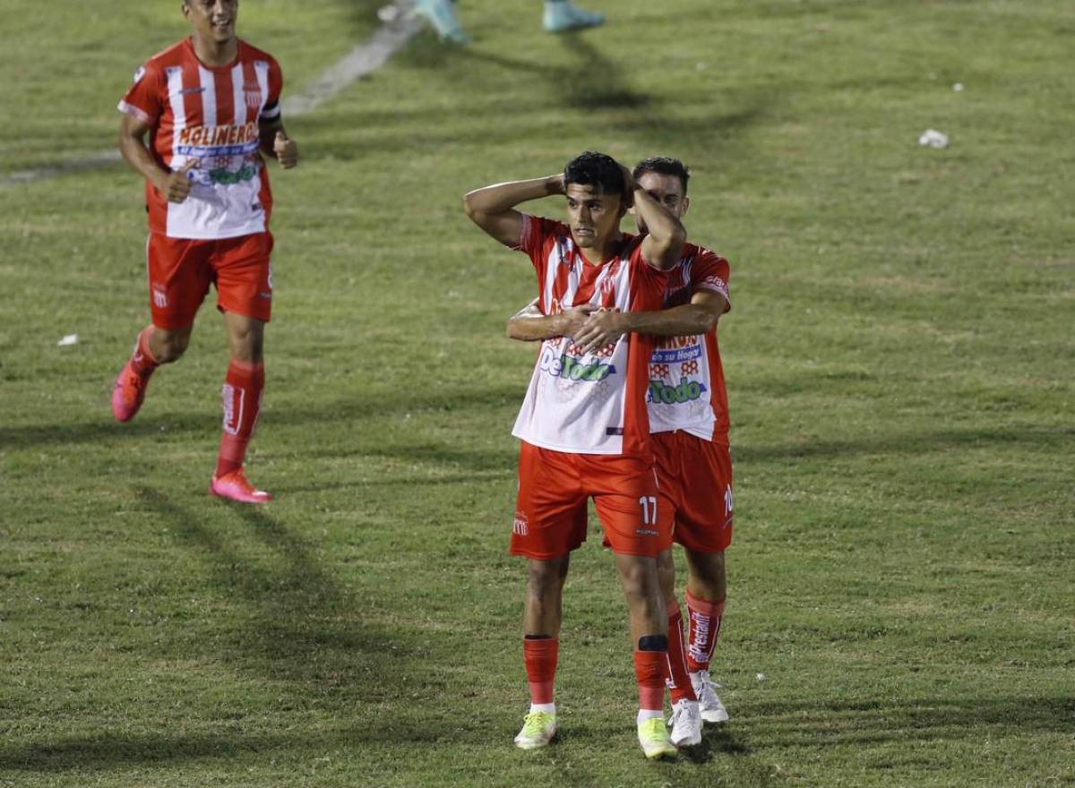 Luis Palma celebrando uno de sus goles con el Vida en la Primera División de Honduras.