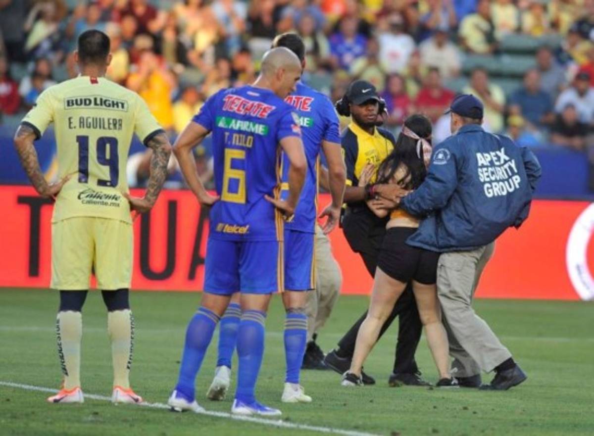 ¡Locura por un beso de Gignac! Las imágenes imperdibles de la hincha mexicana que saltó al campo
