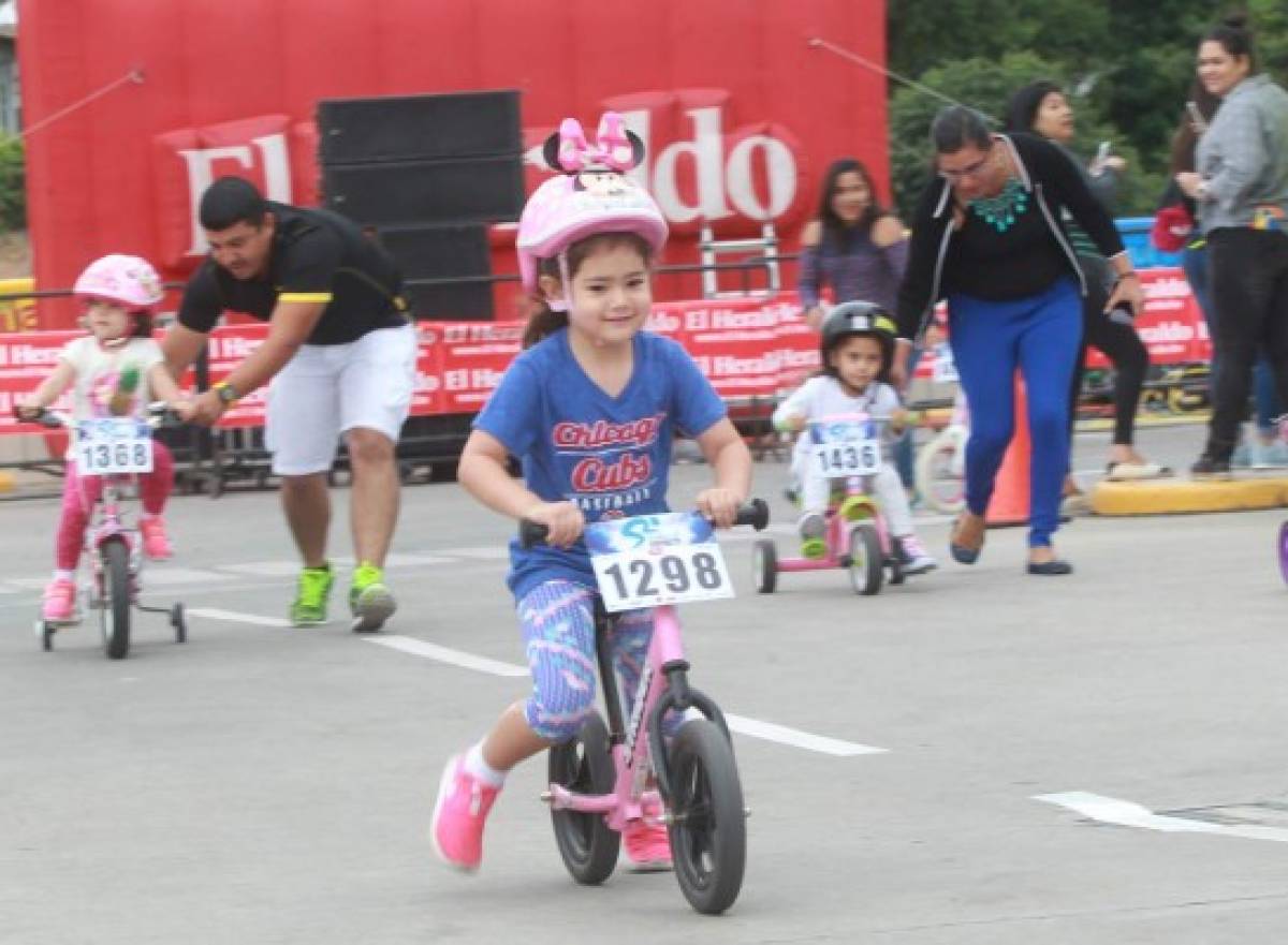 Niños engalaron el comienzo de la Vuelta Ciclística de El Heraldo