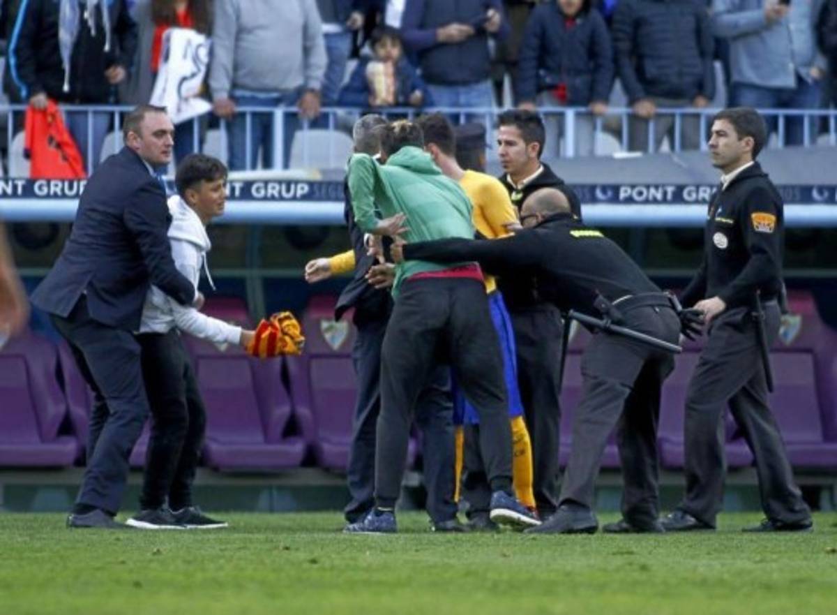 FOTOS: Los espontáneos más recordados que se han metido a la cancha por Messi