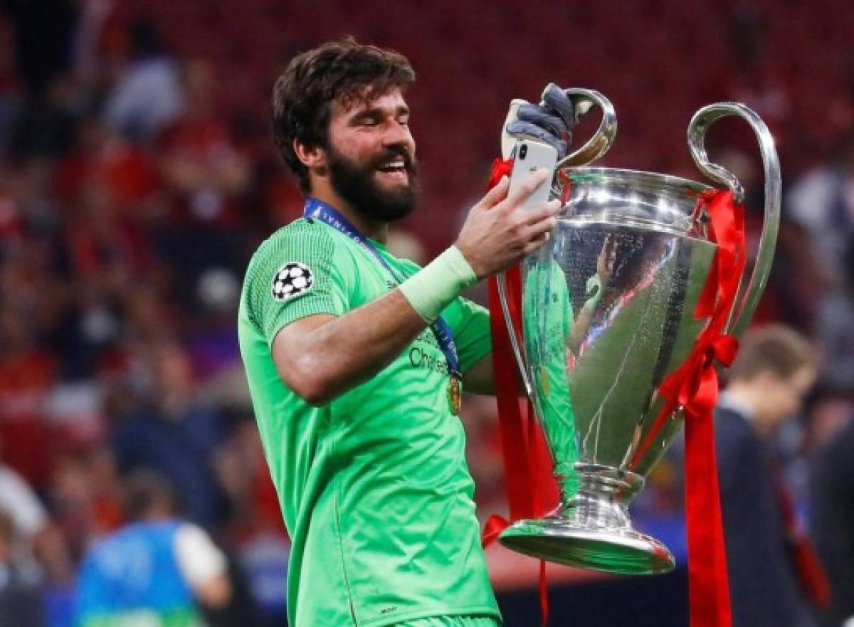 No puede viajar: El drama que vive Alisson Becker horas después de la muerte de su padre en Brasil