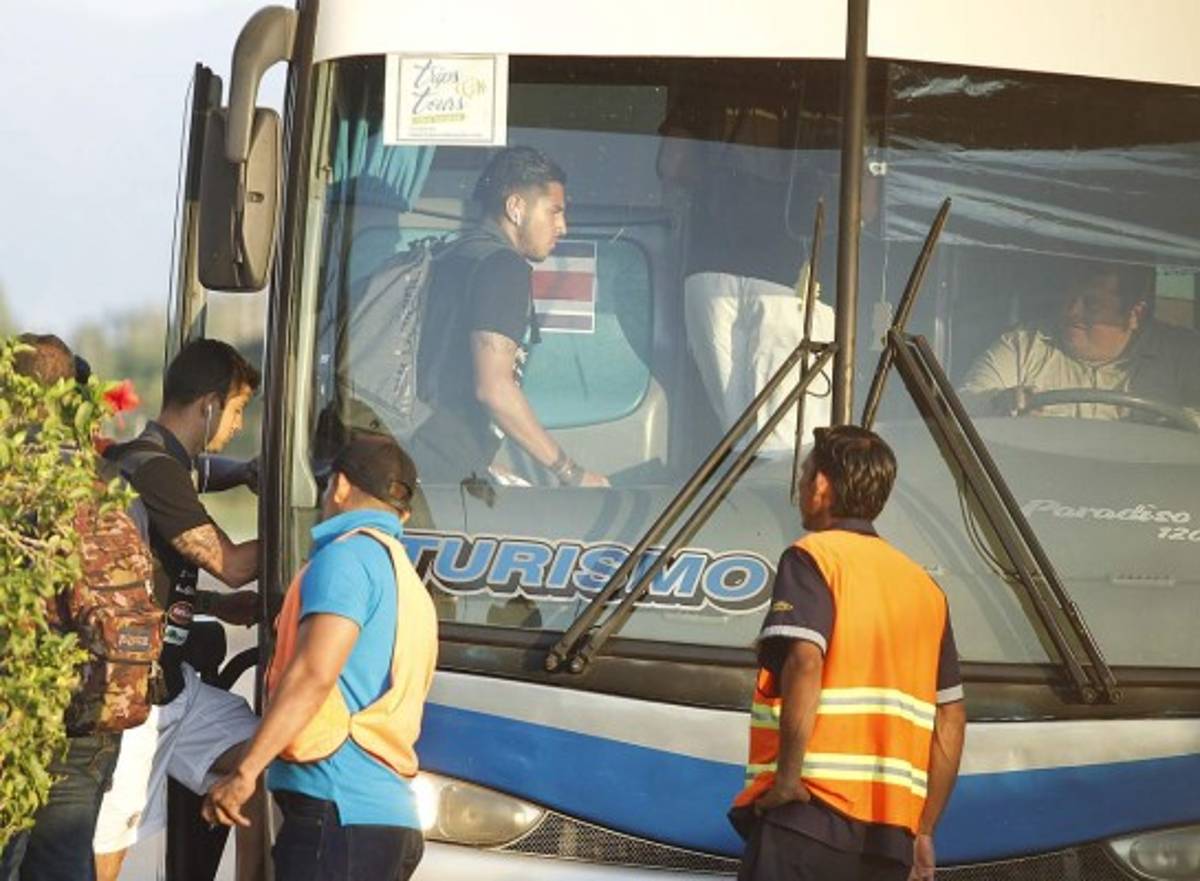 Blindados y bien custodiados llegaron los ticos a Honduras