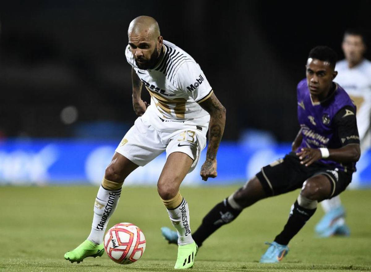Así fue el debut de Dani Alves con los Pumas en la Liga MX: Su primer “Goya”, estadio lleno y asistencia de gol