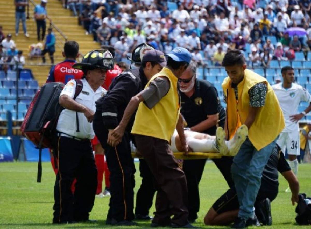 La espeluznante lesión de un jugador de Comunicaciones ante Municipal en Guatemala