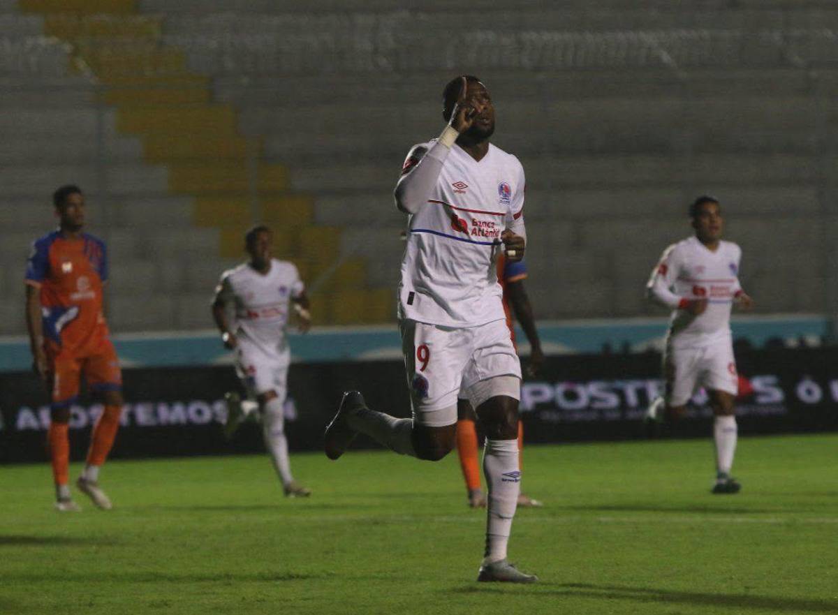 Alberth Elis le sonríe al fútbol, la nueva sorpresa que nadie sabía del Nacional y Olimpia presentó su título ante Lobos UPN