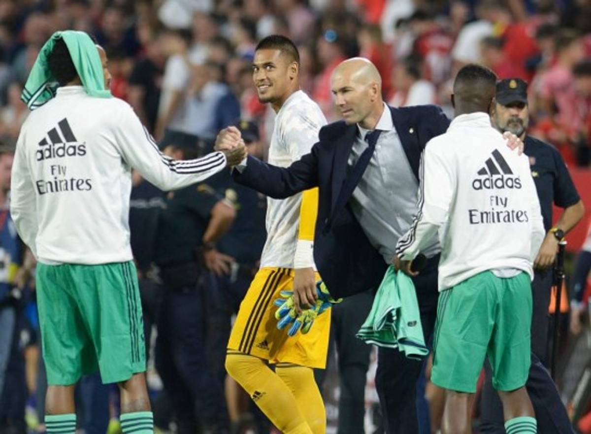 No viste en TV: Besito de Zidane a Benzema y James Rodríguez se ''estrella'' en el Sánchez-Pizjuán