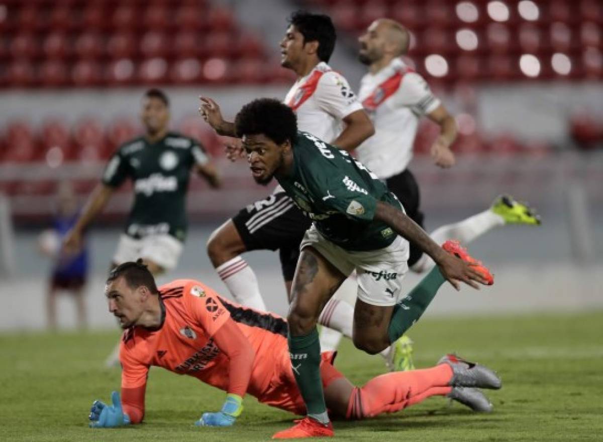 Brazil's Palmeiras Luiz Adriano (C) celebrates after scoring against Argentina's River Plate during their Copa Libertadores semifinal football match at the Libertadores de America stadium in Avellaneda, Buenos Aires Province, Argentina, on January 5, 2021. (Photo by Juan Ignacio RONCORONI / POOL / AFP)