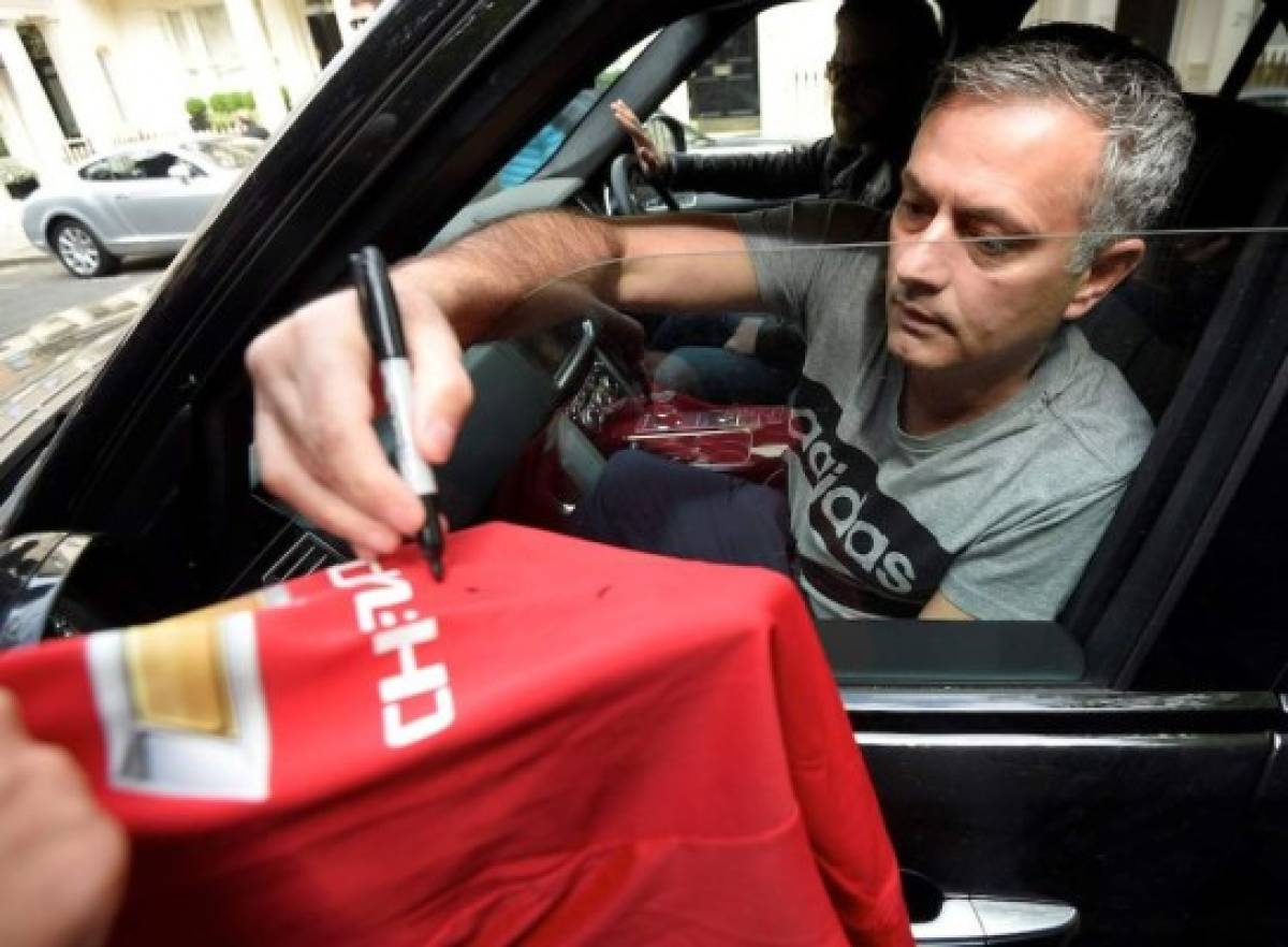 Fotos: Así fue la presentación de José Mourinho como DT de Manchester United