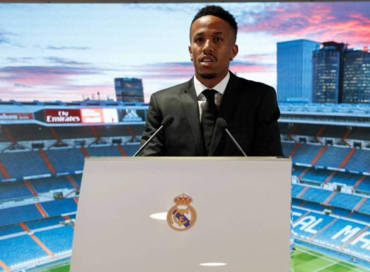 El gesto familiar, el beso al escudo del Real Madrid y la admiración de Militao en su presentación