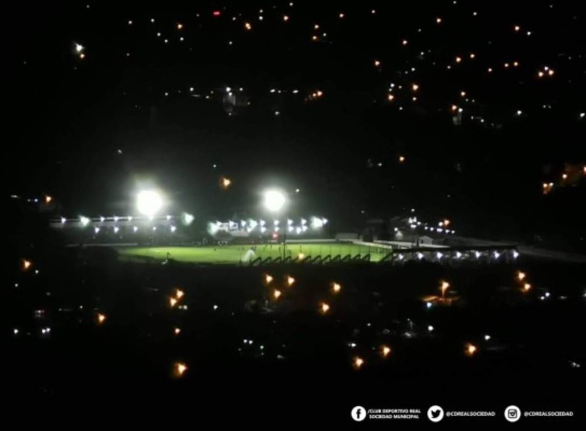 Real Sociedad entrena por la noche probando su debut nocturno en el Francisco Martínez