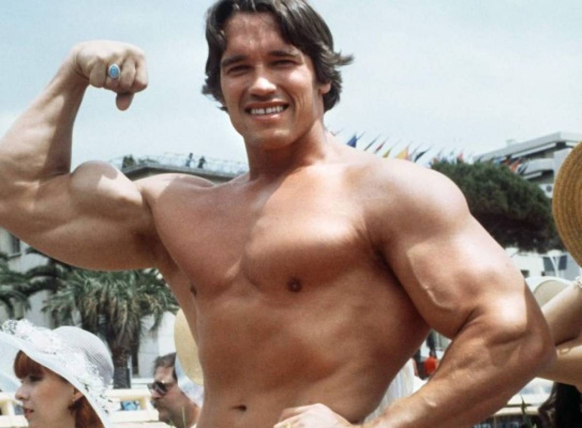 Tras los pasos de su padre: El tremendo físico del hijo de Schwarzenegger, hincha del Barcelona  