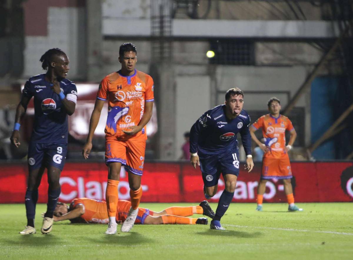 Doble récord y los besos de Auzmendi en su hat-trick y emotivo debut en el Motagua, ¿quién es el niño que brilló?