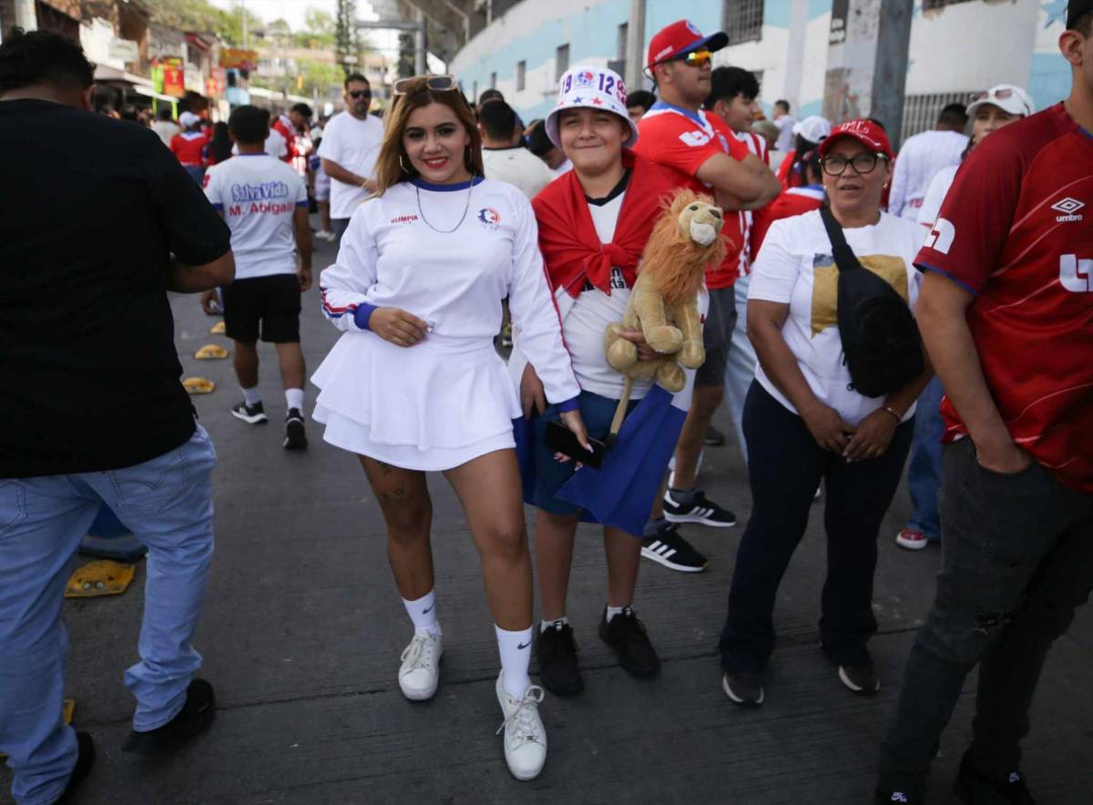 ¿Quién es la aficionada de la Máquina que se roba las miradas? Bellezas adornan la final entre Olimpia y Real España