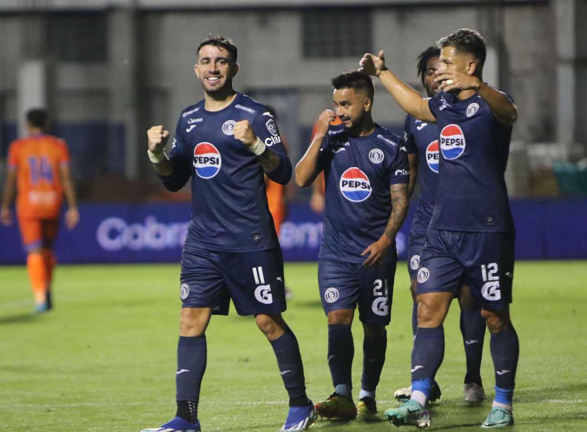 Doble récord y los besos de Auzmendi en su hat-trick y emotivo debut en el Motagua, ¿quién es el niño que brilló?