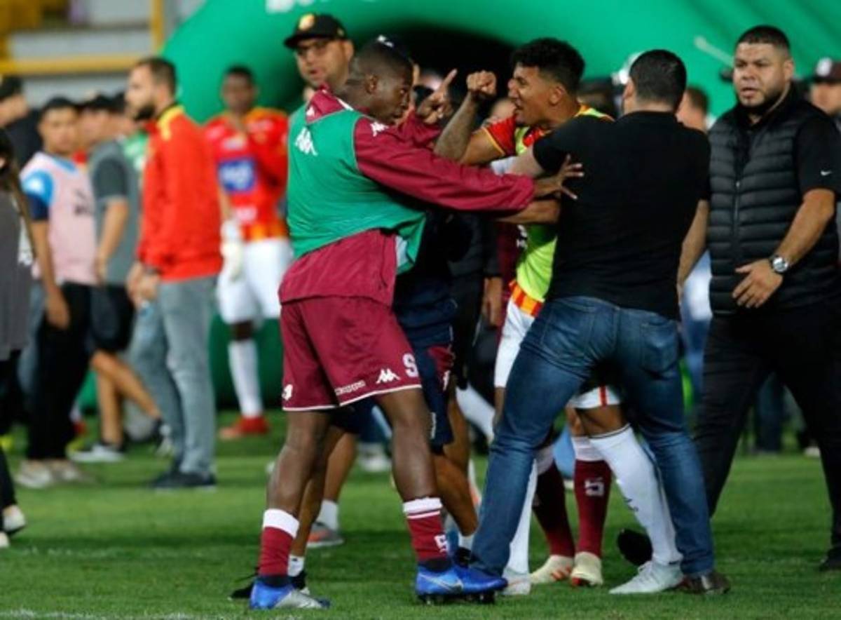 ¡Bochorno! Saprissa-Herediano terminó entre golpes, empujones e insultos