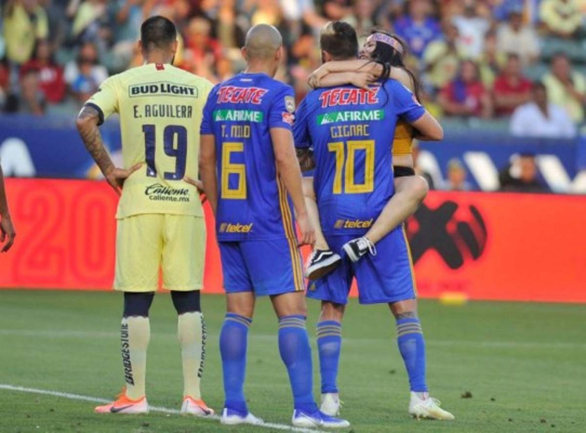 ¡Locura por un beso de Gignac! Las imágenes imperdibles de la hincha mexicana que saltó al campo