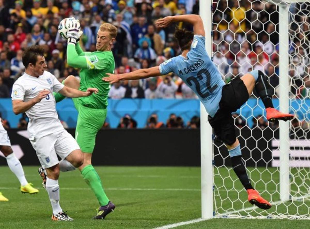 Uruguay ganó 2-1 a Inglaterra con un doblete de Luis Suárez