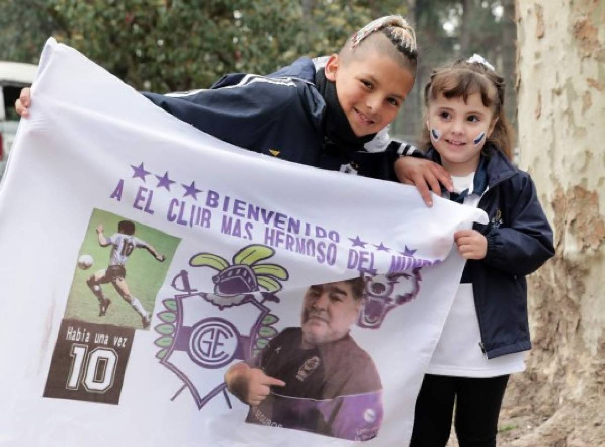 Entre lágrimas: Diego Maradona fue presentado con Gimnasia y desbordó una locura total en La Plata