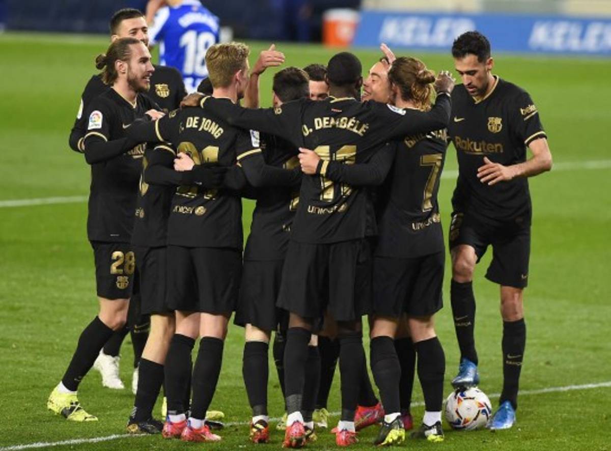 Barcelona mantiene el pulso con el Atlético en la liga española tras paliza a la Real Sociedad